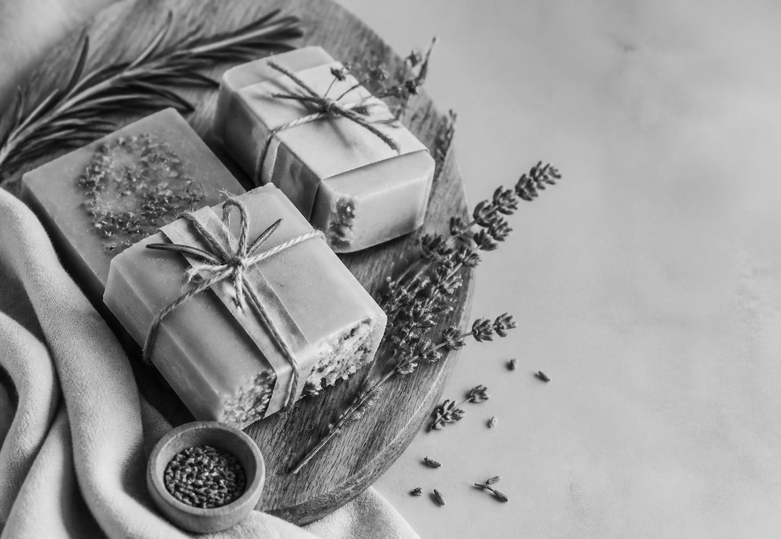 Produtos artesanais Budahare em composição natural